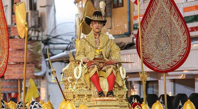 महा वाजिरालोंगकोर्न ने थाईलैंड के नए राजा के रूप में शपथ ग्रहण कर लिया है. ताजपोशी के उपरांत उनका जुलूस निकला जिसे लोगों ने तोपों की सलामी के बीच काफी अनुशासन से देखा.
