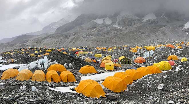विशेषज्ञों का मानना है कि पर्वतारोहण का हाल के वर्षों में लोकप्रिय होना एवरेस्ट पर भीड़ बढ़ने का एक बड़ा कारण है. एवरेस्ट पर चढ़ाई करना मौजूदा समय में कमाई करने का एक अच्छा व्यवसाय भी बन गया है.