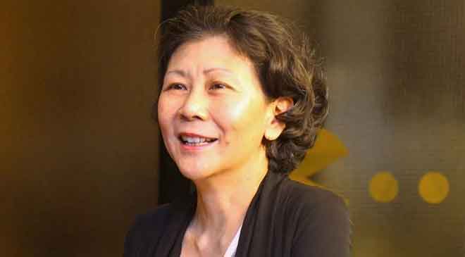 चाउ का जन्म 1961 में हांगकांग के एक छोटे व्यवसायी की बेटी के रूप में हुआ था.