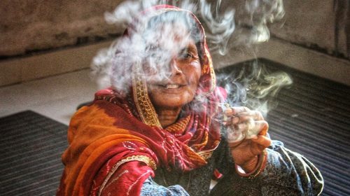 राजस्थान भले ही रेतीला है मगर उसी भारतीय राज्य की यह बिंदास तस्वीर बताती है कि वहां गांवों में भी औरतें किसी शहर से कम नहीं.