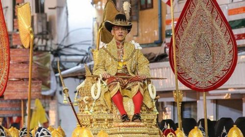 महा वाजिरालोंगकोर्न ने थाईलैंड के नए राजा के रूप में शपथ ग्रहण कर लिया है. ताजपोशी के उपरांत उनका जुलूस निकला जिसे लोगों ने तोपों की सलामी के बीच काफी अनुशासन से देखा.